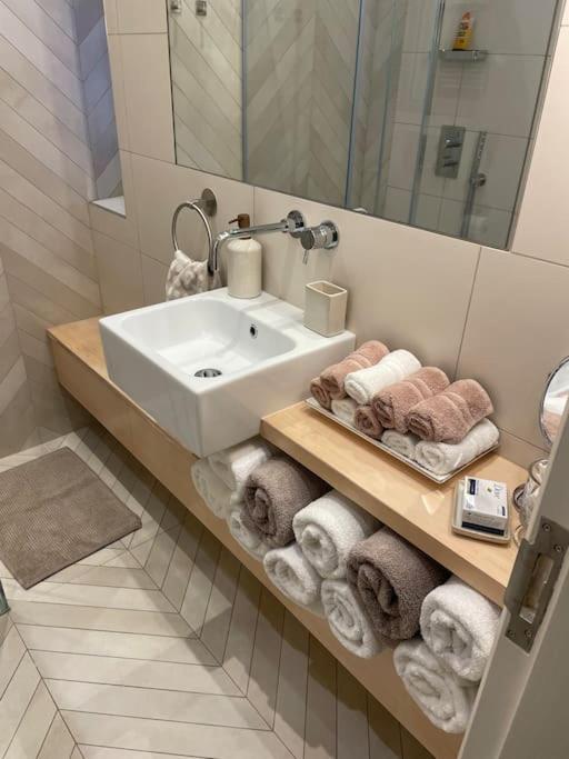 Stylish 3-Bedroom Flat In Kensington Londra Dış mekan fotoğraf
